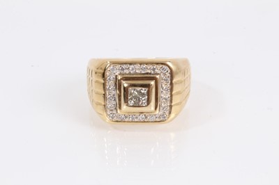 Lot 903 - 9ct gold large diamond set ring