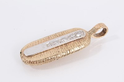 Lot 907 - Diamond set textured pendant with a vertical line of five graduated brilliant cut diamonds