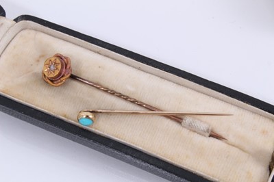 Lot 909 - 9ct gold signet ring with polished bloodstone panel, Victorian 15ct gold diamond stick pin, turquoise cabochon stick pin and a collection of loose emeralds