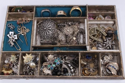 Lot 912 - Wooden work box containing antique and later jewellery and bijouterie