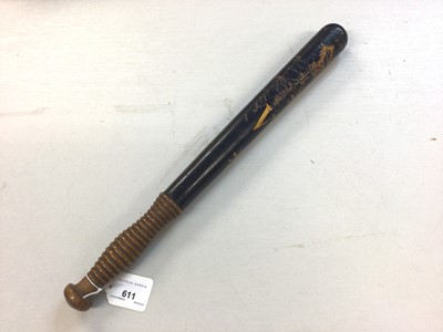 Lot 611 - Victorian painted truncheon with crowned VR and ribbed grip 43cm