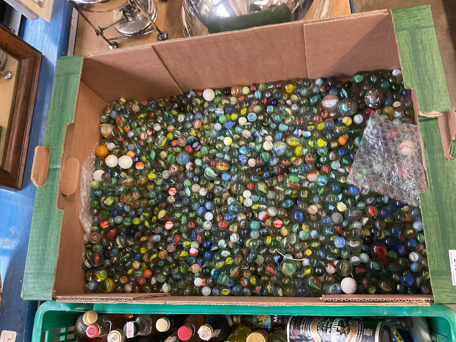 Lot 2490 - Box of marbles