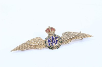 Lot 647 - Second World 9ct gold and enamel R.A.F. wings Sweetheart brooch, marked 9ct to the reverse.