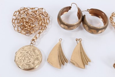 Lot 943 - Group of 9ct gold jewellery to include a locket pendant on chain, one other chain and three pairs of earrings