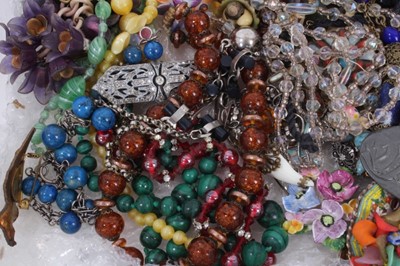 Lot 948 - Group of vintage costume jewellery