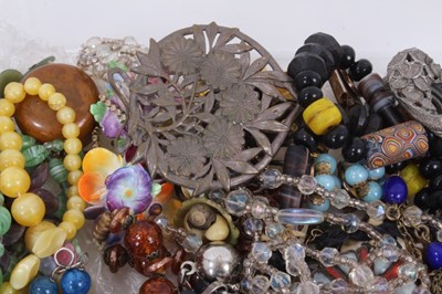 Lot 948 - Group of vintage costume jewellery