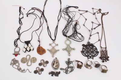 Lot 949 - African and tribal style jewellery including pendants, necklaces, rings and other items