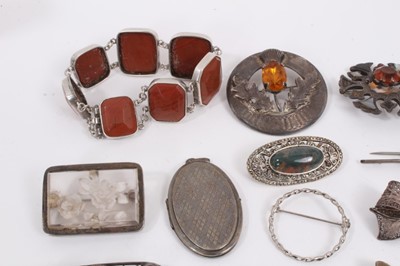 Lot 950 - Group of silver and white metal jewellery