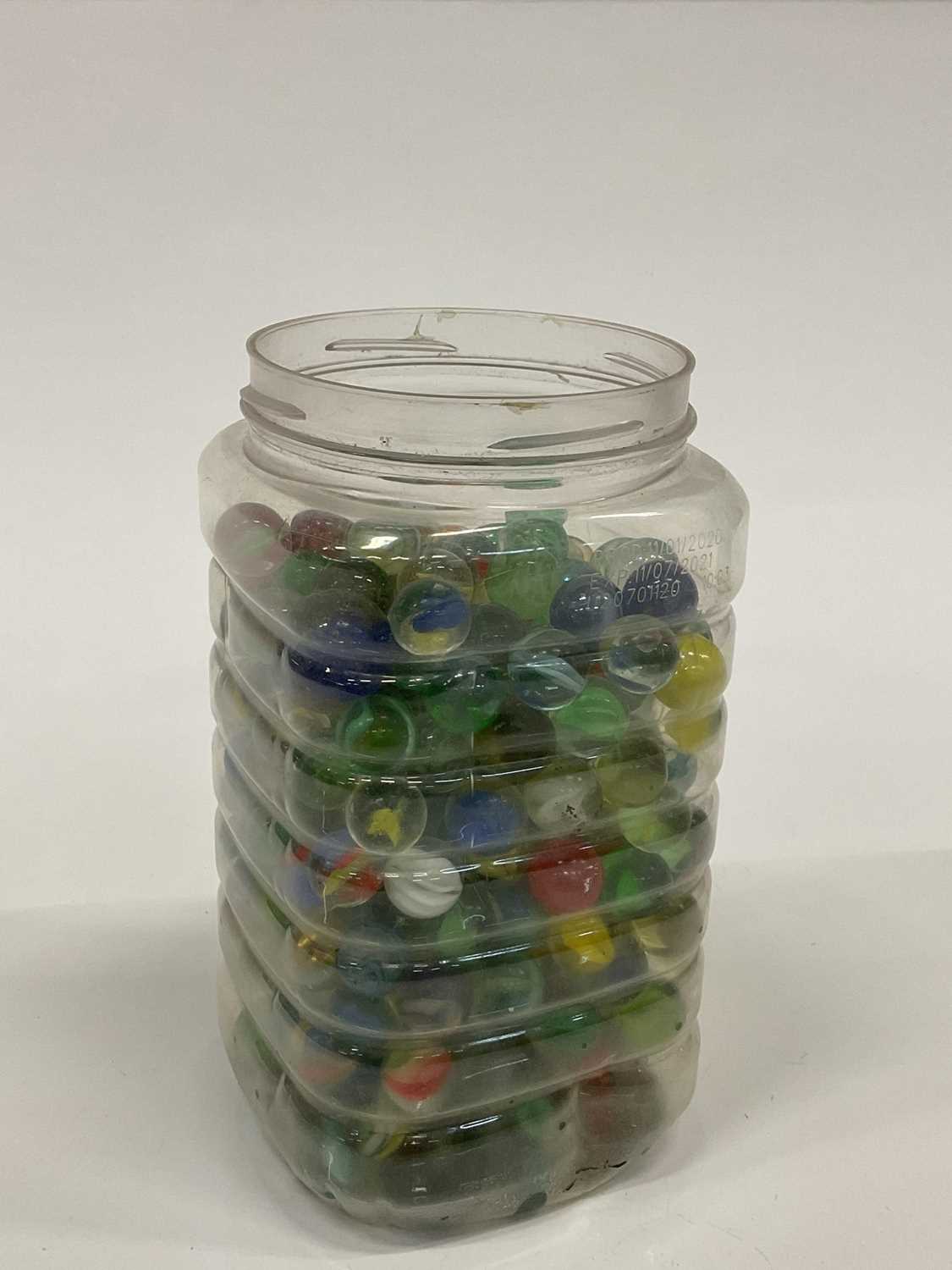 Lot 2516 - Box of marbles