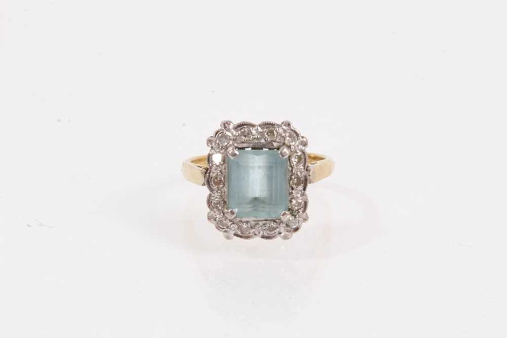 Lot 959 - 18ct gold aquamarine ring with diamond border
