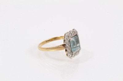 Lot 959 - 18ct gold aquamarine ring with diamond border