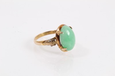 Lot 960 - 18ct gold green hard stone/ jade cabochon ring