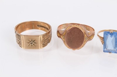 Lot 987 - Four 9ct gold rings to include two signet rings, horseshoe ring and vintage blue stone ring