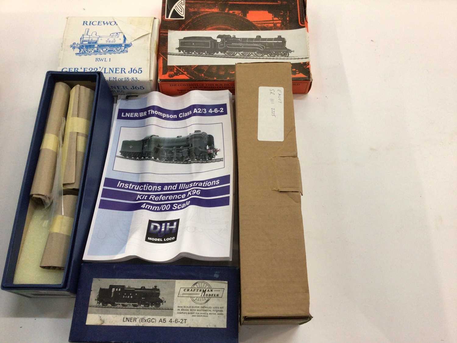 Lot 1884 - Railway selection of boxed kits including