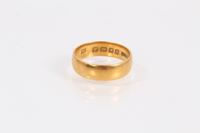 Lot 995 - 22ct gold wedding ring