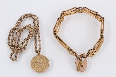 Lot 1059 - Edwardian 9ct gold gate bracelet and an Edwardian 9ct gold locket on chain (2)