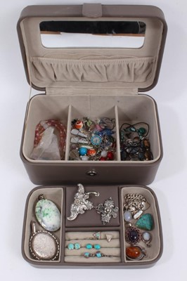 Lot 1001 - Jewellery box containing silver and other jewellery