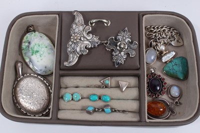 Lot 1001 - Jewellery box containing silver and other jewellery