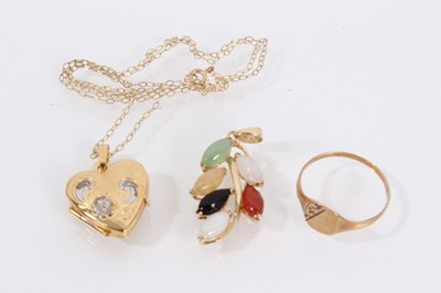 Lot 1009 - 14ct gold multi stone leaf pendant, 9ct gold signet ring and 9ct gold heart shaped locket on chain