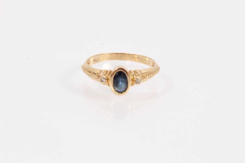 Lot 1011 - 18ct gold sapphire and diamond ring
