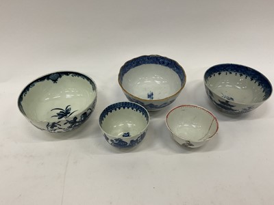 Lot 1342 - 18th century Worcester porcelain Mansfield pattern bowl, Worcester tea bowl, and three Chinese porcelain bowls (5)