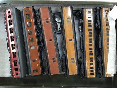 Lot 1866 - Railway OO gauge selection of Exley tinplate carriages housed in metal cabinet various lines including Great Western, L.M.S., and others (28)