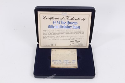 Lot 1036 - Danbury Mint- H.M. The Queen's Official Birthday Silver Ingot, serial no. 2444, in fitted case with certificate