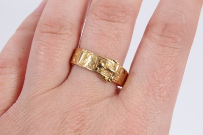Lot 1051 - 18ct gold buckle ring