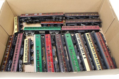 Lot 1861 - Railway OO gauge selection of Exley tinplate carriages, various lines including G.W. Southern etc (18)