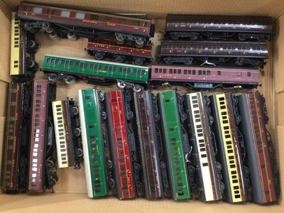 Lot 1861 - Railway OO gauge selection of Exley tinplate carriages, various lines including G.W. Southern etc (18)