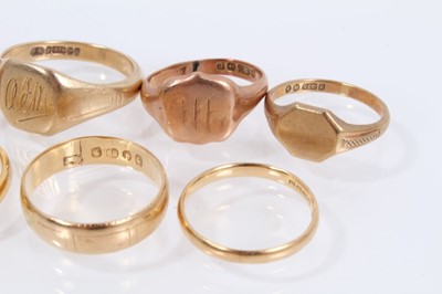 Lot 1066 - 22ct gold wedding ring, three 18ct gold rings and three 9ct gold rings (7)
