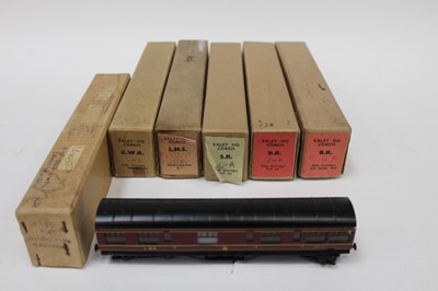 Lot 1850 - Railway OO guage Exley carriages in original boxes (6)