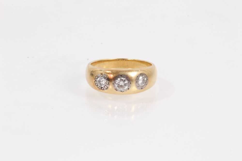 Lot 1068 - Diamond three stone gypsy ring