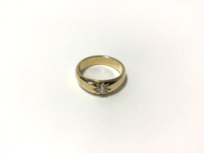 Lot 31 - Diamond gypsy ring with an old cut diamond in yellow gold setting