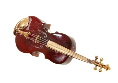 Lot 408 - Novelty amber violin brooch