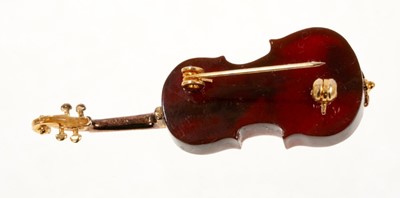 Lot 408 - Novelty amber violin brooch