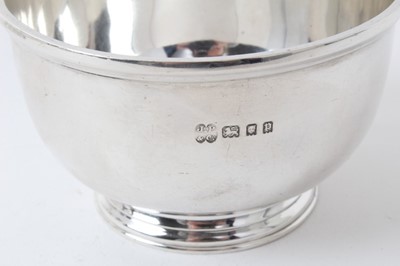 Lot 221 - Plain silver sugar bowl raised on circular foot, (London 1930), approx 5.5ozs and silver toast rack, (Sheffield 1930) (2)
