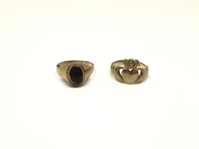 Lot 203 - 9ct gold signet ring with oval polished stone panel and 9ct gold Claddagh ring