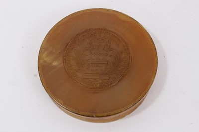Lot 751 - Early 19th century press horn snuff box