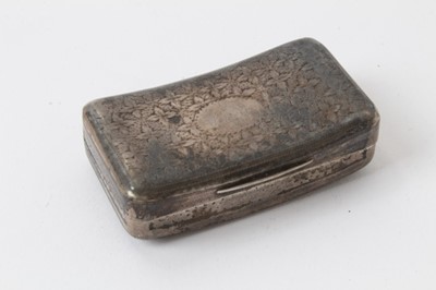 Lot 228 - George III silver snuff box