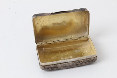 Lot 228 - George III silver snuff box