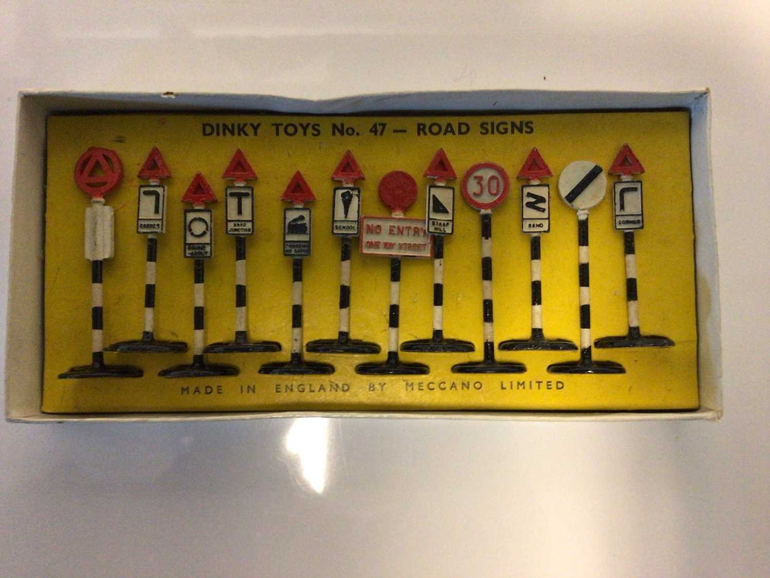 Lot 72 - Dinky diecast models Road Signs No.47, boxed