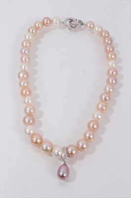 Lot 550 - Cultured pearl necklace with a string of 10-11mm cultured pearls suspending a pink cultured pearl drop, 43cm.
