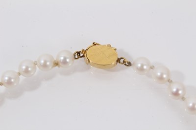 Lot 553 - Cultured pearl necklace with a string of 5.7mm cultured pearls on a 14ct gold clasp, 43cm.