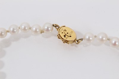 Lot 553 - Cultured pearl necklace with a string of 5.7mm cultured pearls on a 14ct gold clasp, 43cm.