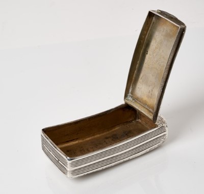 Lot 275 - Georgian silver snuff box