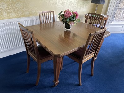 Lot 77 - Early 20th century mahogany extending dining table and en-suite set of five dining chairs