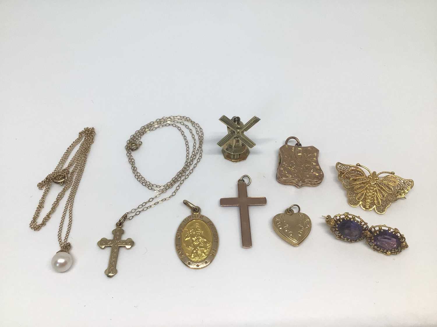 Lot 13 - Group of 9ct gold and yellow metal pendants and brooches