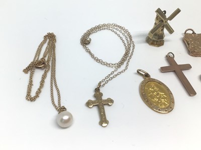 Lot 13 - Group of 9ct gold and yellow metal pendants and brooches