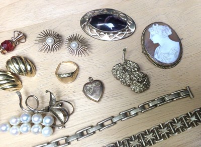 Lot 23 - Group of gold and yellow metal jewellery